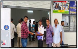 રાજકોટ મહાનગરપાલિકા
ઝવેરચંદ મેઘાણી ભવન, ભાવનગર રોડ,
રાજમોતી ઓઈલ મીલ ની સામે ,પ્રથમ માળ રૂમ નં૧૨
ડ્રેનેજ પ્રોજેક્ટ (ઈલે./મીકે.) રાજકોટ  - ૩૬૦ ૦૦૧.

-: અખબારી યાદી:-
“NAMASTE દિન” અંતર્ગત ભૂગર્ભ ગટર તથા મશીન હોલની સફાઈ કામગીરી સાથે સંકળાયેલ કામદારો માટે આરોગ્ય ચકાસણી કેમ્પનું અને સુરક્ષા શિબિરનું આયોજન કરવામાં આવેલ 

તારીખ:૧૫-૦૭-૨૦૨૬ 
ભારત સરકારના સામાજિક ન્યાય અને અધિકારિતા મંત્રાલય આવાસ અને શહેરી બાબતોના મંત્રાલય સાથે સંકલન કરી નમસ્તે (national action for mechanized sanitation ecoSystem) યોજનાની રચના કરેલ છે. આ યોજનાનો મુખ્ય હેતુ ડ્રેનેજ સફાઈની કામગીરી સાથે સંકળાયેલ તમામ કર્મચારીઓ/સફાઈ કામદારોમાં મશીન હોલ સફાઈ કરતી વખતે અકસ્માત ન થાય તે અંગે જાગૃતતા ફેલાવવી અને અકસ્માત નિવારવા અંગેનું સુચારુ આયોજન અંગેની માહિતી બાબતનું છે. આ NAMASTE યોજના ભાગરૂપે ચાલતાં વિવિધ કાર્યોને વધુ ગતિશીલ બનાવવા તેમજ શ્રમિકોના સન્માન અને સુરક્ષાનો સંદેશ પ્રસારિત કરવા માટે તારીખ ૧૪ જુલાઈ ૨૦૨૬ના રોજ "NAMASTE દિન"ની ઉજવણી કરવામાં આવેલ હતી. 
જે અંતર્ગત ડ્રેનેજ પ્રોજેક્ટ શાખા  દ્વારા ભૂગર્ભ ગટર તથા મશીન હોલની સફાઈ કામગીરી સાથે સંકળાયેલ સફાઈ કામદારો અને સુએજ ટ્રીટમેન્ટ પ્લાન્ટ, પમ્પીંગ સ્ટેશન પર કામગીરી કરતા કામદારો માટે  તા.૧૪/૦૭/૨૦૨૬ના રોજ રાજકોટ મહાનગરપાલિકાની બેડીનાકા ડ્રેનેજ ઓફીસ ખાતે સેફ્ટીના સાધનોના વપરાશ અને તેના ઉપયોગ અંગેની તાલીમ આપવામાં આવેલ તેમજ ડ્રેનેજ સફાઈની કામગીરી સાથે સંકળાયેલા કામદારો સાથે ભવિષ્યમાં કોઈ અનિચ્છનીય બનાવ ન બને તે માટે સેફ્ટીના સાધનોનો યોગ્ય ઉપયોગ કરવાથી તથા સફાઈ કામગીરીની યોગ્ય SOP (સ્ટાન્ડર્ડ ઓપરેટીંગ પ્રોસીઝર) અનુસરવાથી શક્ય અકસ્માતો નીવારી શકાય છે. તે અંગે સમજ આપવામાં આવેલ હતી. તમામ સફાઇ કામદારો માટે એક આરોગ્ય ચકાસણી કેમ્પ પણ યોજવામાં આવેલ જેમાં ૨૫૦થી વધુ કામદારોએ ભાગ લીધેલ હતો.
આ તમામ સફાઈ કામદારોનું હેલ્થ ચેકઅપ કરીને જરૂરી દવાઓનું વિતરણ કરવામાં આવેલ તથા બધા સફાઈ કામદારોને સફાઈ માટેના મોજા (હેન્ડ ગ્લવ્સ)નું વિતરણ કરવામાં આવેલ છે. 
આ સમગ્ર વર્કશોપનું આયોજન ડ્રેનેજ પ્રોજેક્ટ વિભાગના સીટી એન્જીનીયરશ્રી કે.પી. દેથરીયાના માર્ગદર્શન હેઠળ થયેલ હતું.

એડી.સિટી એન્જીનીયર
ડ્રેનેજ પ્રોજેકટ શાખા
રાજકોટ મહાનગરપાલિકા